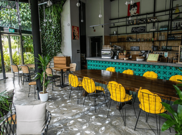 Kafe tropis dengan tanaman hijau yang rimbun